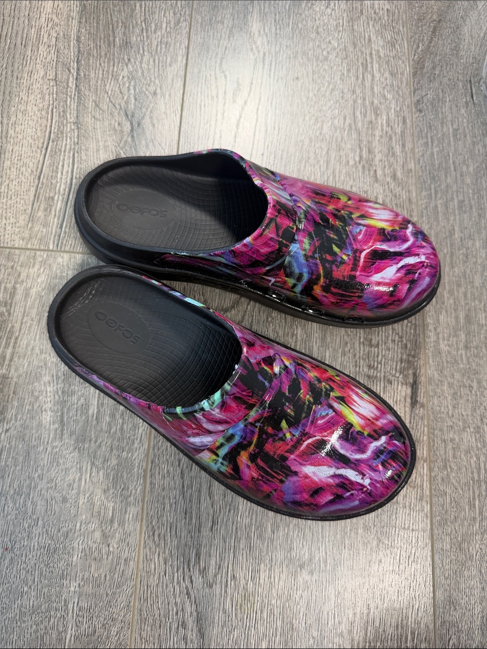 OOFOS Women's Slip-On Clogs in Pink Multicolor Abstract